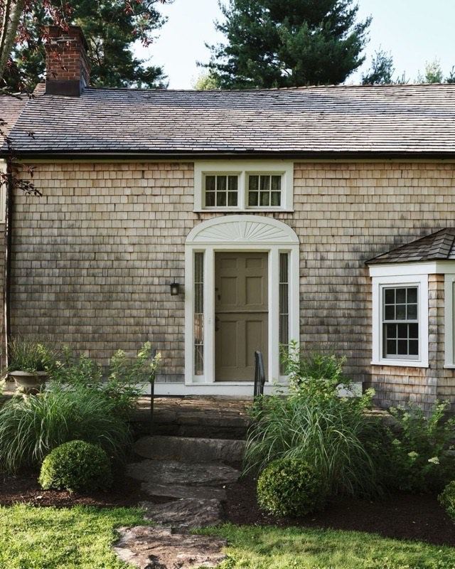 Shingled facade of 156 Old Stone Hill Road with a fanlight over the front door